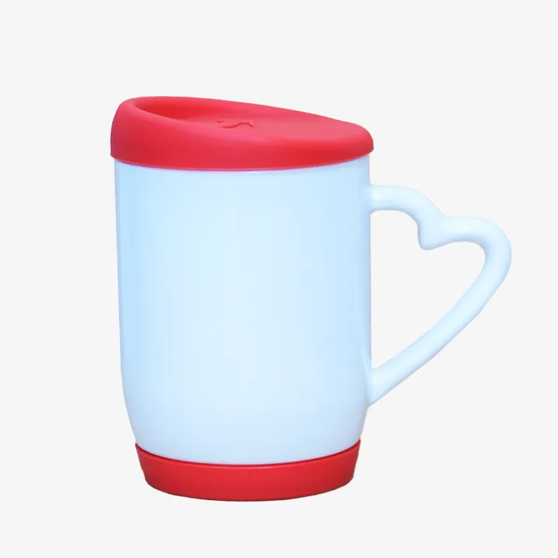 Taza Blanca con asa corazón y tapa de silicona color rojo