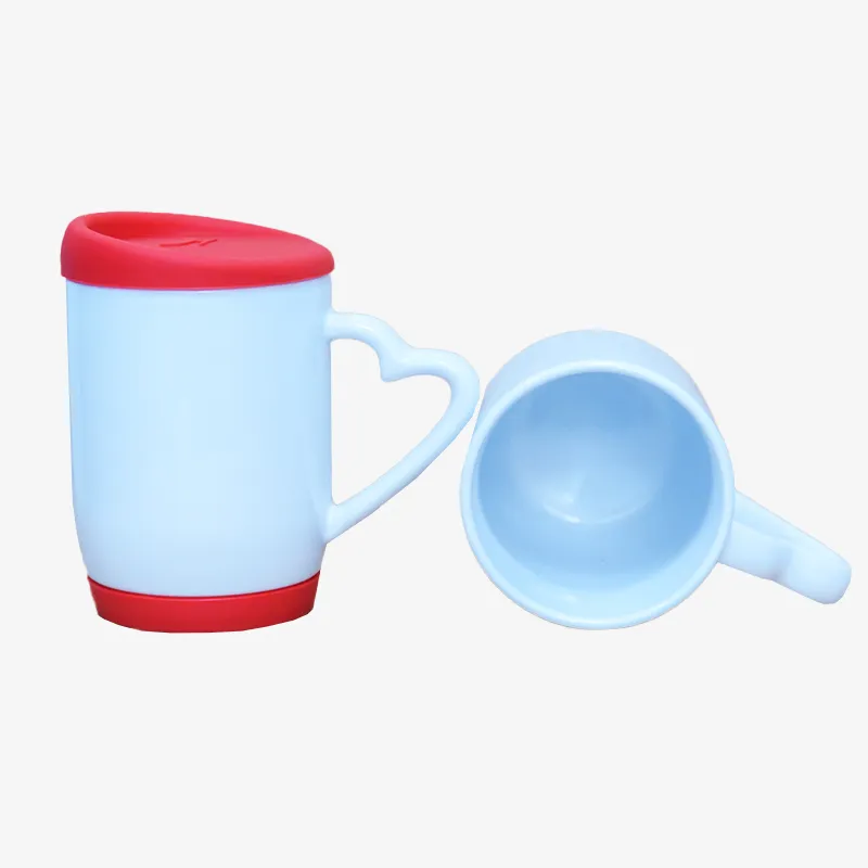 Taza Blanca con asa corazón y tapa de silicona color rojo